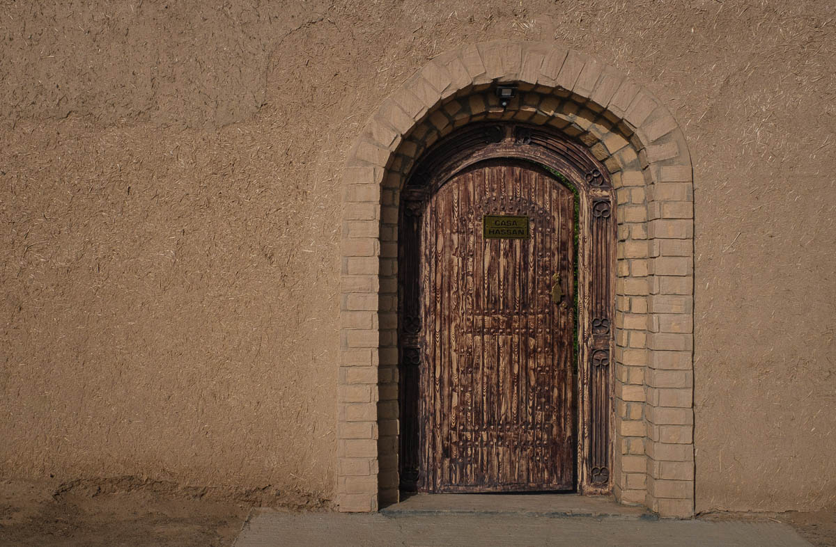 A traditional door in a city at the edge of the Sahara